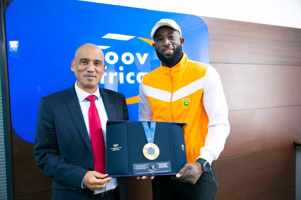 Jeux Olympiques Paris 2024 : Cheick Cissé présente sa médaille au DG de Moov Africa